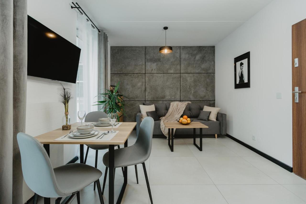 Charlie, F211 Apartment