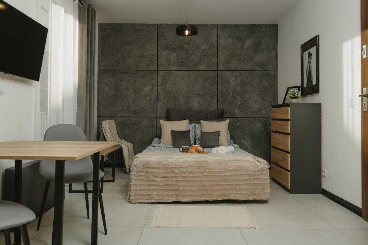 Charlie, F211 Apartment
